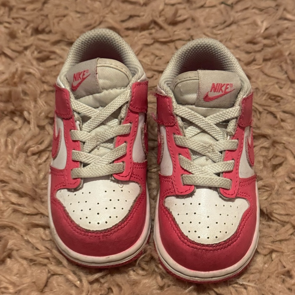 Nike dunk low toddler 7c. Used good condition. Pictures show wear.